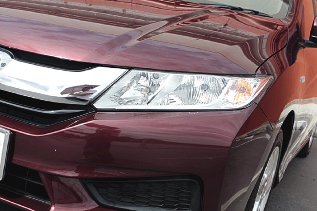 ประกันรถยนต์ : ไฟรถยนต์เจิดจ้าสว่างสดใส ด้วยวิธีทำความสะอาดแสนง่าย